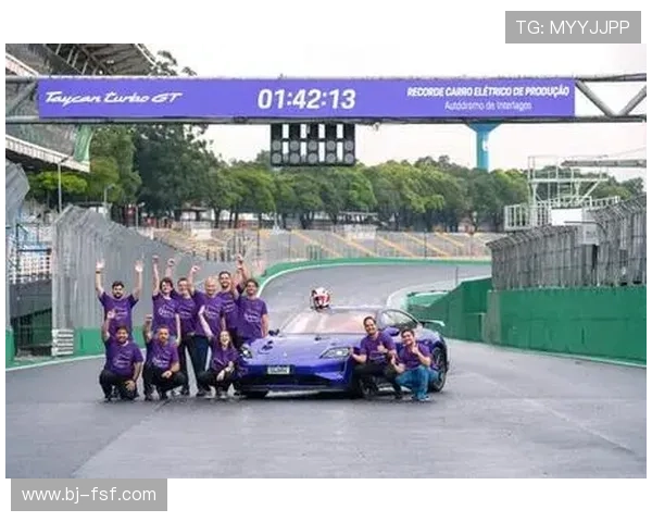 F1赛季最新动态:车队阵容调整、技术革新与赛道挑战全面解析 F1赛季最新动态:车队阵容调整、技术革新与赛道挑战全面解析