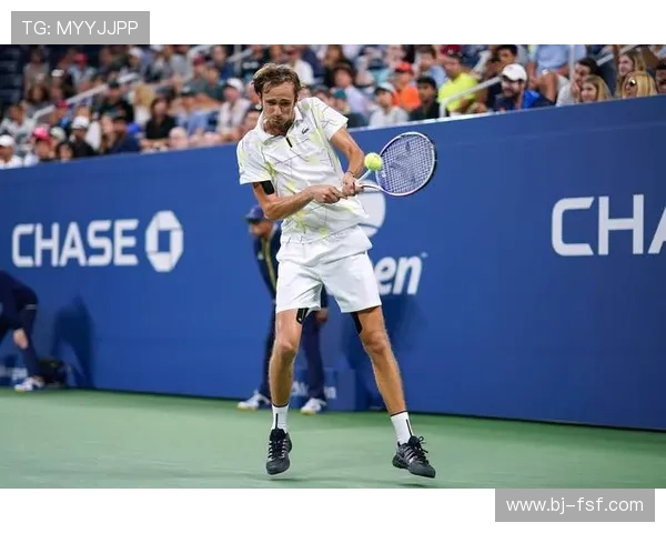 网球赛事精彩回顾：梅德韦杰夫逆转夺冠 未来对阵赛季预期分析