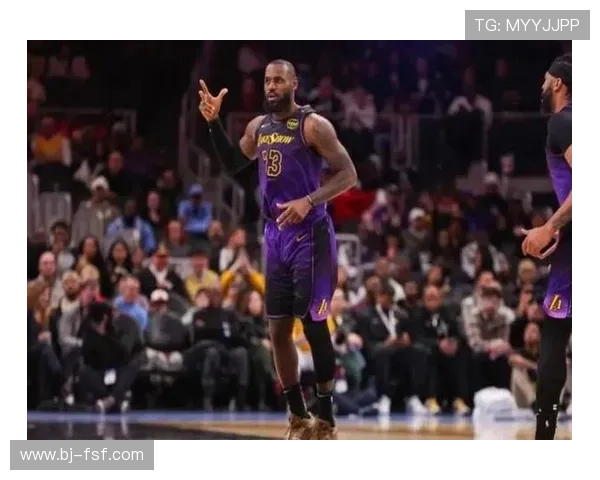 詹姆斯率湖人逆转勇士全场轰下三双再创赛季巅峰表现