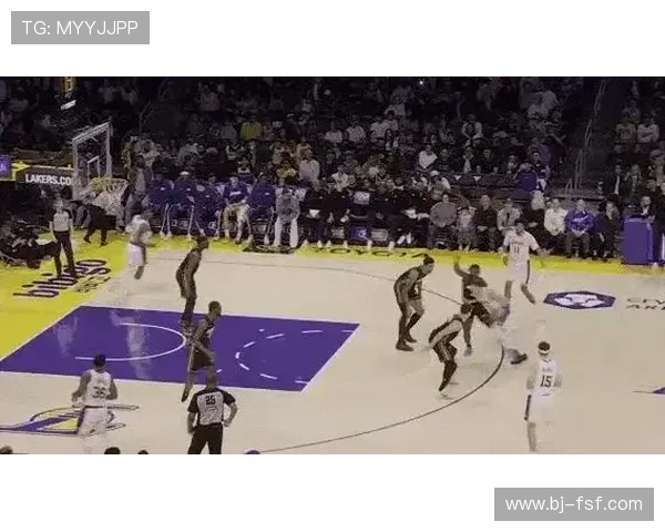 最新NBA动态：詹姆斯复出带领湖人迎战勇士杜兰特伤情更新及其他重要赛况分析